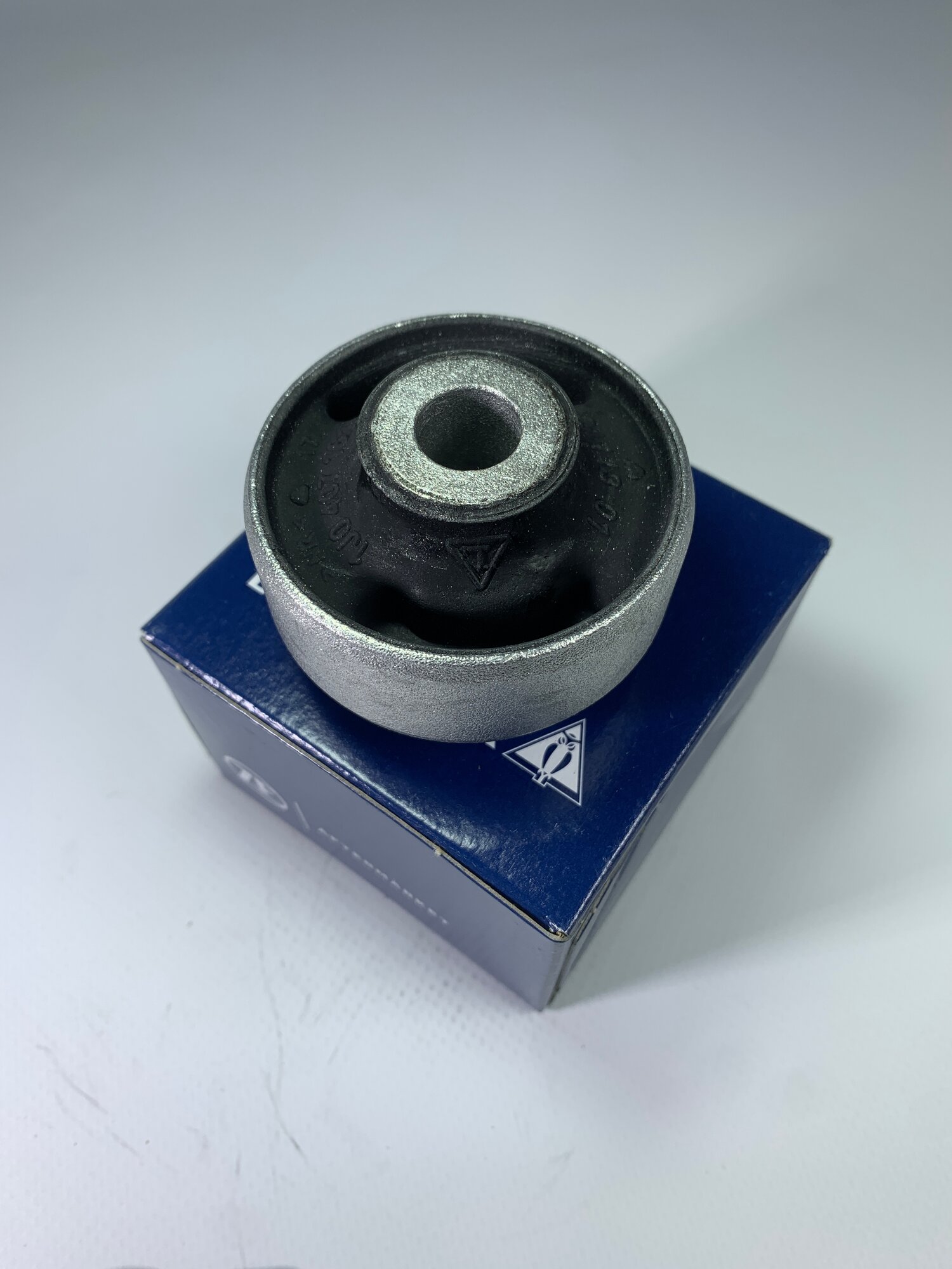 Сайлентблок рычага MAZDA 3/6/CX-5 12- зад.подв. DB681528
